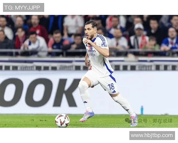 超级足球明星化身普通路人挑战街头足球技艺引发热议与欢笑